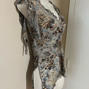 Blouse with side slits